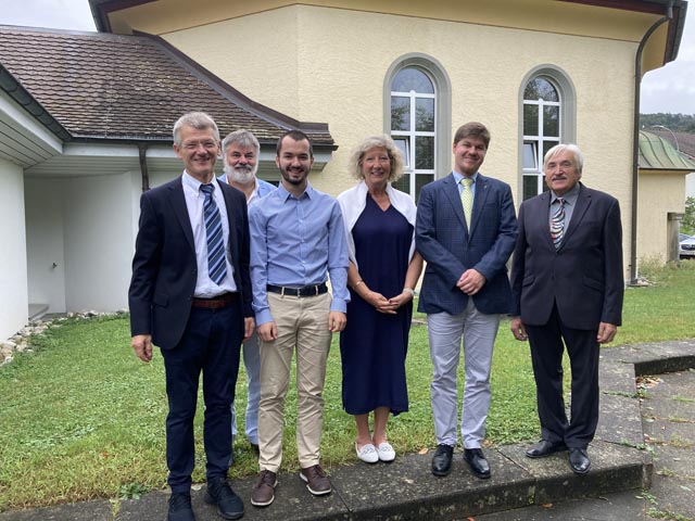 Fröhliche Gesichter nach der Installationsfeier: (v.l.) Kurator Marcel Hauser; Markus Dutly, Noah Stritt und Jris Pümpin (alle Pfarrwahlkommission); Pfarrer Mike Koch; Reinhold Bai (Pfarrwahlkommission). Es fehlen von der Pfarrwahlkommission: Matthias Gross, Claudia Aiello Contich und Imke Mayer. Foto: fks