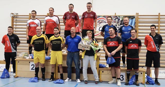 Auf dem Podest links Nick Metzger und Stefan Lützelschwab, vor dem Podest mittig: Freddy Soder (blau) und Manu Hochstrasser. Foto: zVg