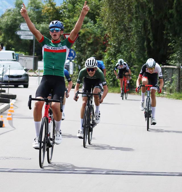 Im Zielspurt setzte sich Lars Emmenegger von der Spitzengruppe ab. Foto: Tony Müller