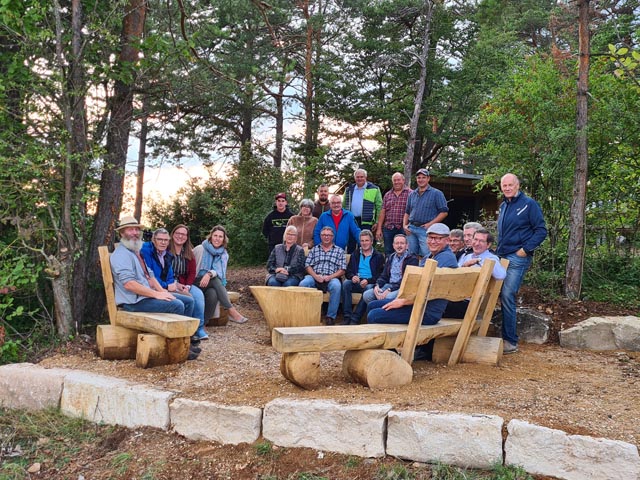 Gemütliches Beisammensein bei der neuen Holzlounge. Foto: zVg