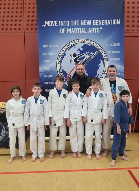 UA-DO-Schule mit Trainer Vladimir Volkow. Foto: zVg