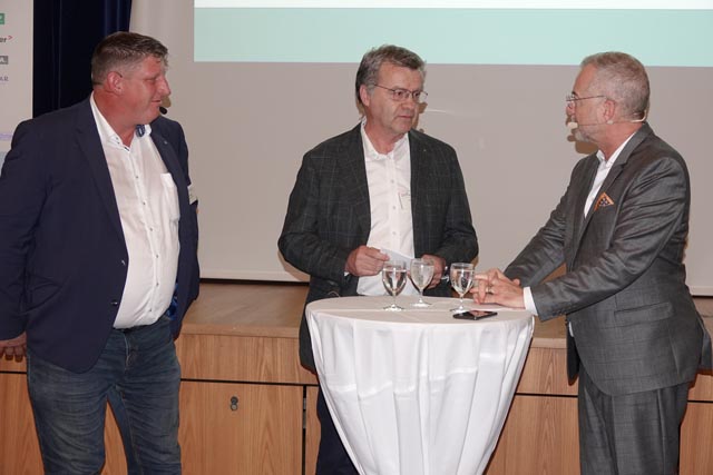 Steins Gemeindeammann Beat Käser, Rheinfeldens Stadtammann Franco Mazzi mit Moderator Patrick Rohr (von links). Foto: Peter Schütz