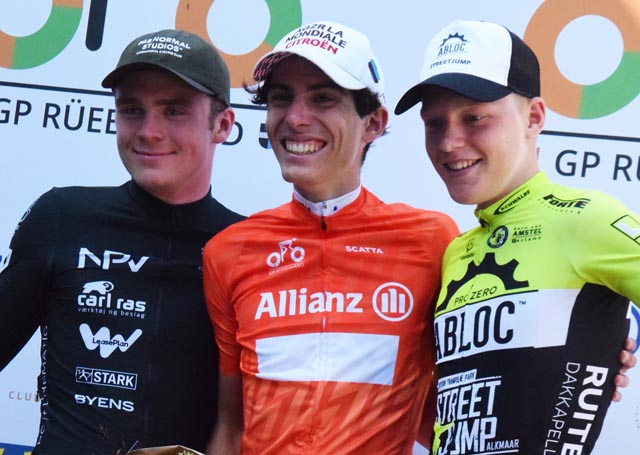 Das Siegerbild des diesjährigen GP Rüebliland (v.l.n.r.): Theodor Storm, Dänemark (Gesamtzweiter und Sieger der 3. Etappe); Léo Bisiaux Frankreich (Gesamtsieger und Sieger der letzten Etappe); Ko Molenaar, Niederlande (Gesamtdritter). Foto: Markus Schenk