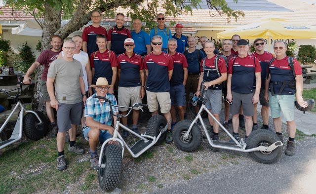 Der Männerturnverein Wölflinswil vor der wagemutigen Abfahrt mit Cross-Trottinett über Stock und Stein im Val-de-Travers. Foto: zVg