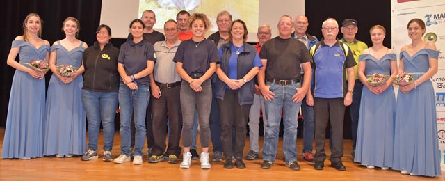 Die beim Absenden anwesenden Einzelsiegerinnen und Einzelsieger, flankiert von den vier Ehrendamen. Foto: wr