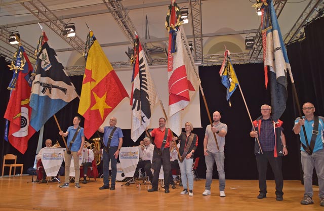 Die mit Goldkranz behängten Fahnen der Siegervereine: (von links) Dietwil, Bünzen, Neuenhof, Aarau, Villmergen, Wohlen und Reuss-Gebenstorf. Foto: wr