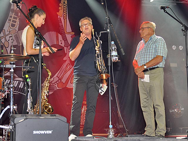 Im Gespräch (von links): Moderatorin Eliane Zeugin, Marc Jäger, der Vorsitzende der Bankleitung, sowie Heinrich Reimann, Kassier der Darlehenskasse Oeschgen von 1966 bis 1988. Foto: Jörg Wägli