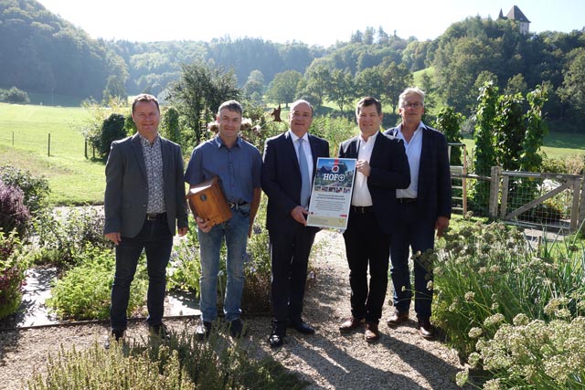 Gruppenbild (von links): Peter Knaus (Leiter Artenförderung, Vogelwarte), Hans Jörg Haller (Leiter Liebegger Ausbildungs- und Versuchsbetrieb), Dr. Markus Dieth (Regierungsrat, Landstatthalter), Hansruedi Häfliger (Direktor Landw. Zentrum Liebegg), Christophe Eggenschwiler (Geschäftsführer IP Suisse). Foto: Copyright © Kanton Aargau