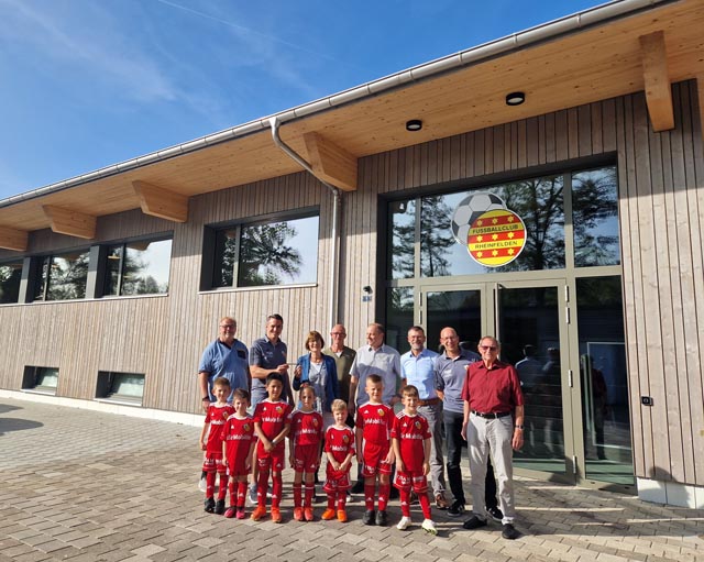Schlüsselübergabe für das neue Garderobengebäude an den FC Rheinfelden. Foto: zVg