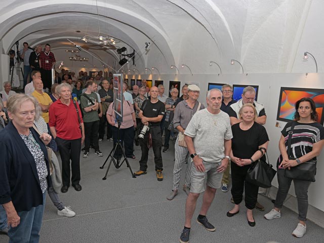 Gutbesuchte Vernissage der Jubiläumsausstellung des Fotoclubs Fricktal im Kornhauskeller in Frick. Foto: Jackie Venzin