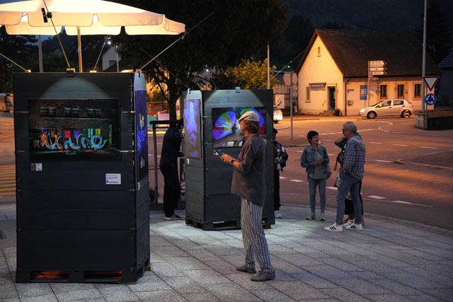 Illumination» – die Bilder mit bewegtem Licht können rund um die Uhr auf dem Raiffeisenplatz bewundert werden. Foto: Jean-Claude Wili