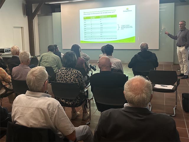 Teilnehmer beim Referat im Besucherhaus der Energiedienst Holding AG, in Laufenburg. Foto: zVg