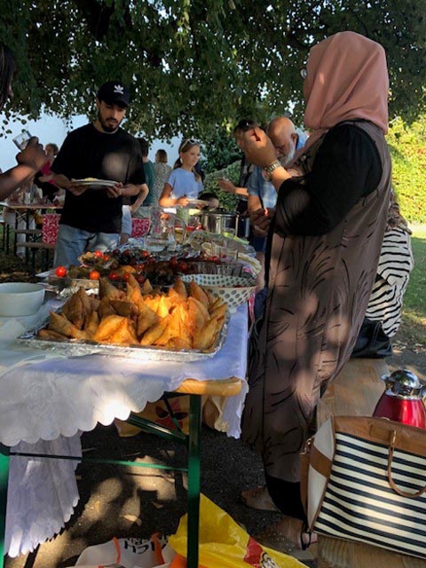 Gemütliche Stimmung und feines Essen am Sommer-Fest Asyl. Foto: zVg
