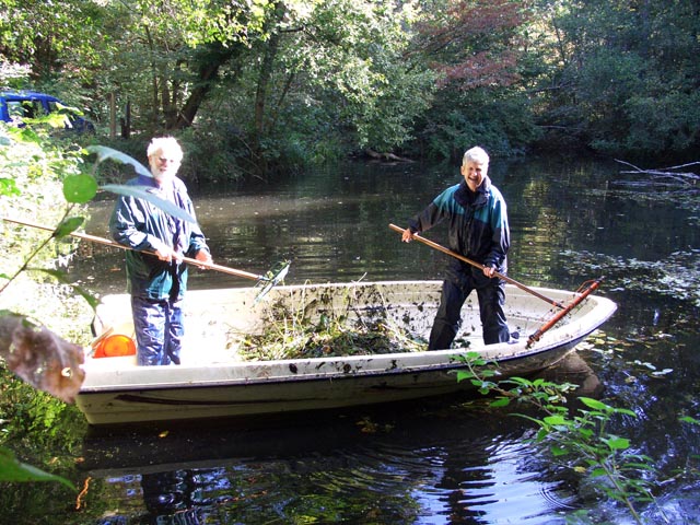 Die Algen werden aus dem Challerenweiher gefischt. Foto: P. Füglistaller