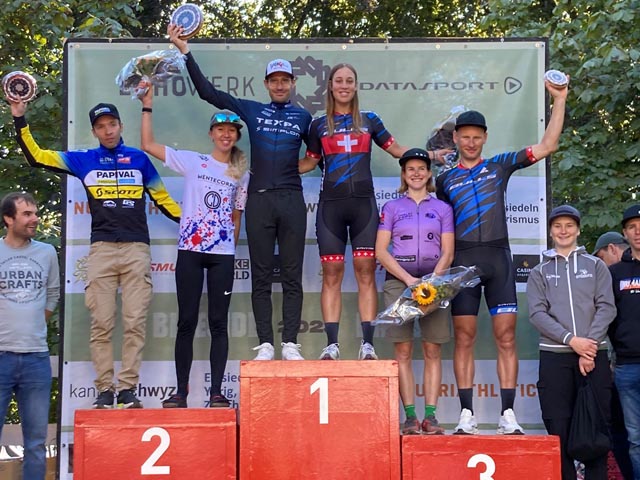 Irina Lützelschwab, neben ihr zuoberst auf dem Treppchen der Herrensieger Hansueli Stauffer. Foto: zVg