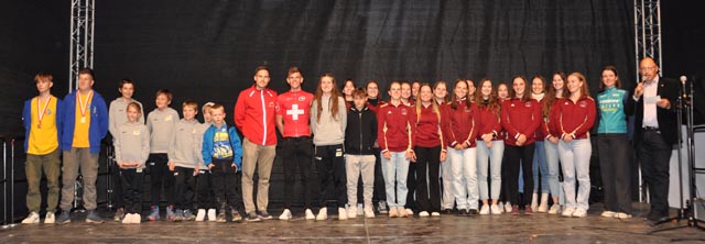 Alle Geehrten auf der hela-Bühne zum Schlussbild. Foto: Jörg Wägli