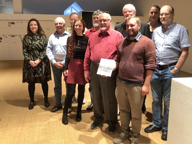 Redaktor Linus Hüsser (rechts) mit Autoren und Vorstandsmitgliedern der Fricktalisch-Badischen Vereinigung für Heimatkunde bei der Präsentation des neuen Jahresheftes im Fricktaler Museum Rheinfelden. Foto: zVg