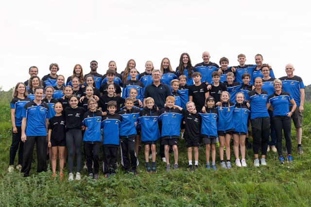 Raiffeisenvertreterin Doris Acklin umringt von den LV-Fricktal-Mitgliedern. Foto: zVg