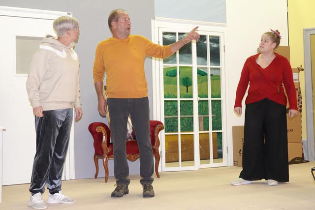 Chaotisch. Eine Szene aus der Probe mit Lexi Kaufmann, Willi Kaufmann und Corinne Rua, von links. Foto: Peter Schütz