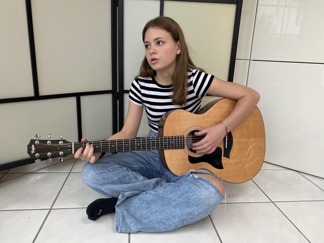 Emma hat liebt es zu singen. Foto: Sonja Fasler