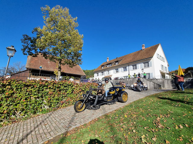 Über 120 Fahrzeuge fanden total den Weg zum Stift Olsberg. Foto: zVg