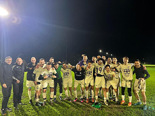 Die 1. Mannschaft FC Eiken nach dem Derbysieg gegen den FC Rheinfelden. Foto: zVg