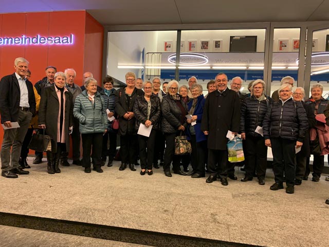 Operettenfreunde vor dem Gemeindesaal in Möriken-Wildegg. Foto: zVg
