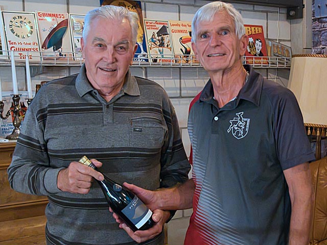 Preisübergabe von Präsident Robert Hässig an Wettbewerbsgewinner Werner Fasel (links). Foto: zVg