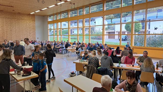 Blick in die gut besetzte Turnhalle während des Suppenessens. Foto: zVg