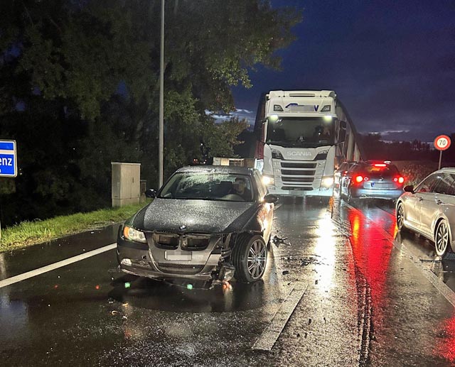 Ölspuren führten zu Folgeunfällen wie hier in Leuggern. Foto: Polizei Aargau