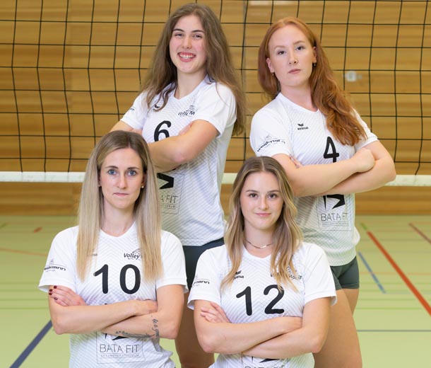 Die Möhliner Mittelblockerinnen machen den Gegnerinnen das Leben schwer. Carmina Hirt (stehend links), Julia Wirthlin (stehend rechts), Jeanine Schlachter (kniend links) und Sina Schärer (kniend rechts). Foto: Mimmo Muscio
