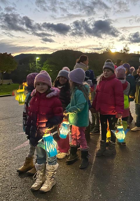 Farbenfrohe Kreationen erhellten die Nacht. Foto: zVg