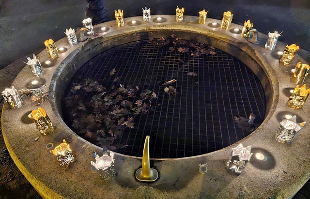  Laternen rund um den Schulhausbrunnen. Foto: zVg