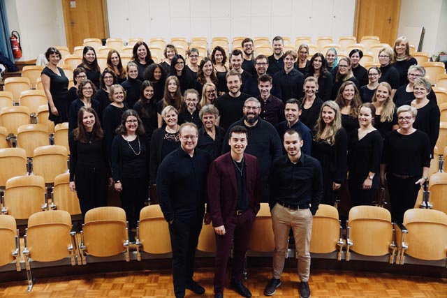 Vorderste Reihe von links: Dave Scheidegger (Dirigent), Joel Goldenberger (Musiker) und Noah Stritt (Projektleiter) mit dem Projekt-Chor 2023. Foto: zVg