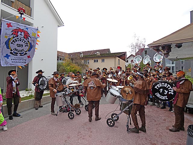 Die einheimischen Prototype heissen die fünfte Jahreszeit lautstark willkommen. Foto: Jörg Wägli