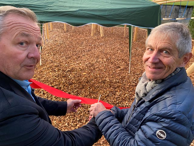 Thomas Wymann, Präsident der Stiftung Kinderheim Brugg, und Gemeindeammann Karl Bürgi durchschneiden das rote Band. Foto: zVg