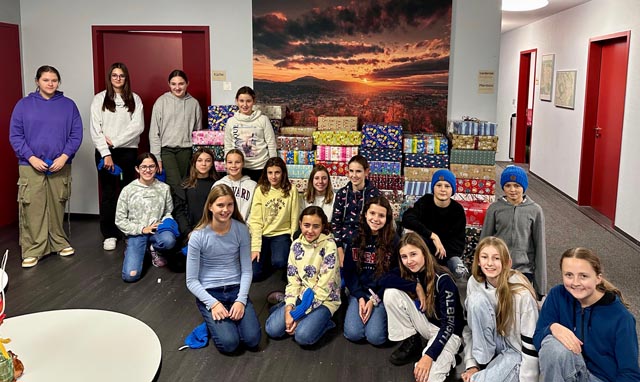 Die Jugendlichen vor einem grossen Päckliberg. Foto: zVg