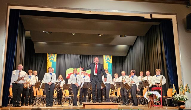 Die MG Zeiningen unternahm einen musikalsichen Streifzug durchs Dorf. Foto: zVg