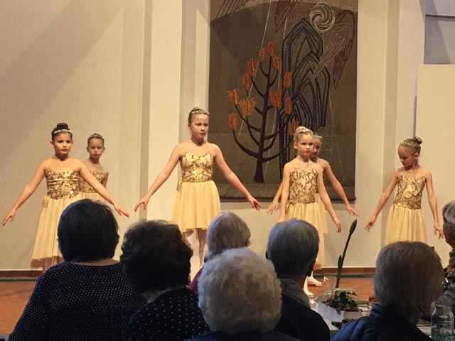 Mit ihrer tänzerischen Leichtigkeit und Anmut begeisterte die Kindergruppe von «Move in Arts».  Fotos: Marliese Kindhauser, Frauenverein Magden