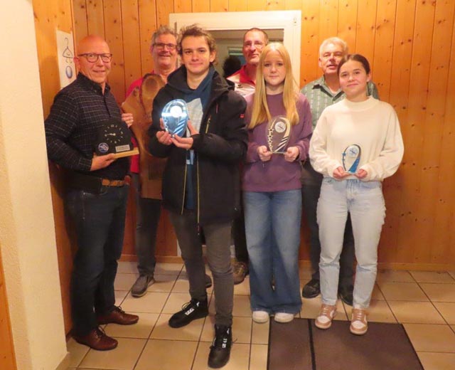 Bild vorne von links: Christian Mühlfriedel, Julius Kudris, Sarah Schönbächler und Julia Waldmeier; hintere Reihe: Peter Häsler, Giovanni Landi und Willy Gutknecht. Foto: Fritz Gisin