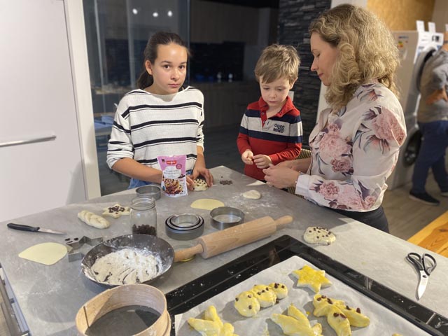 Beim Formen des Zopfteigs waren der Fantasie keine Grenzen gesetzt. Foto: Sonja Fasler 