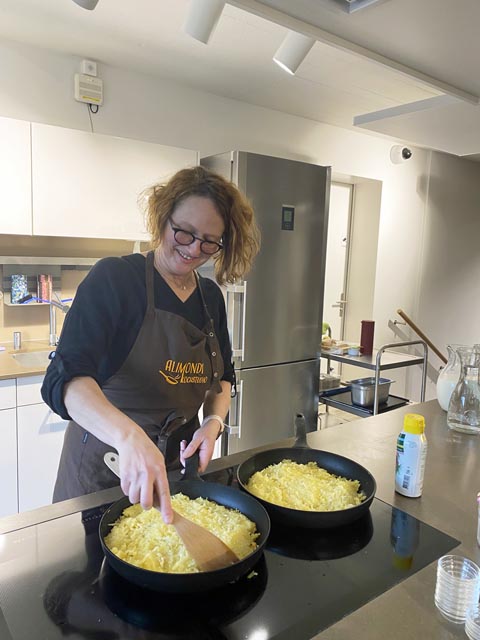 Locker aus dem Handgelenk: Cristina Küsterling bereitet die Rösti zu. Foto: Sonja Fasler