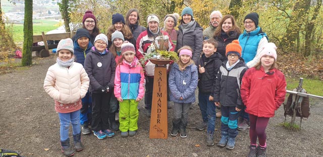 Ausflug der Jugendgruppe Salimander und Verabschiedung von Mitgründerin und Leiterin Patricia Schreiber (hinterste Reihe, Vierte von links). Foto: zVg