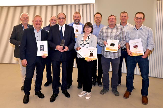 Die Gewinner aus dem Fricktal (von links): Urs Gasser, Ueken, Guido Oeschger, Wil, Viktor Erdin, Gansingen, Dr. Markus Dieth, Regierungsrat, Marcus Keller, Hottwil, Erika Fürst, Hornussen, Gerhard Wunderlin, Zeinigen, Peter Büchli, Effingen, und Reto Pfister Bözen. Foto: zVg