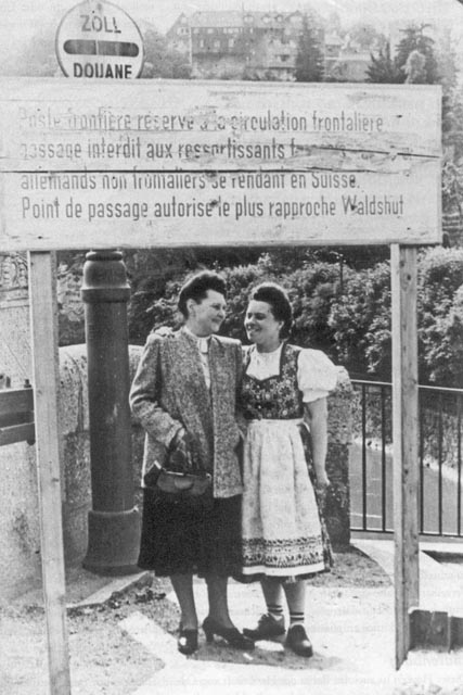 Zwei Frauen begegnen sich auf der Rheinbrücke wohl unmittelbar nach Kriegsende 1945. Aus: Laufenburg – Bilder erzählen Geschichten, 2007