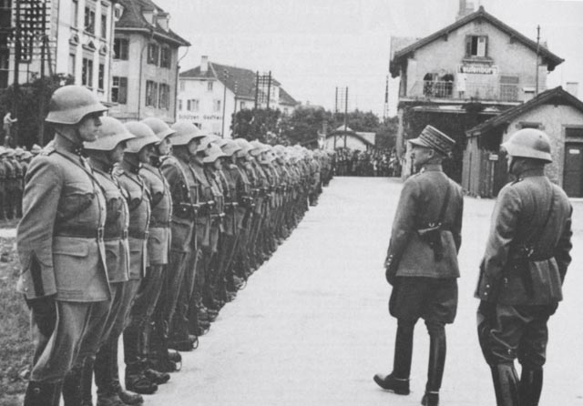 General Henri Guisan 1942 auf Truppenbesuch in Laufenburg. Aus: Stadtgeschichte Laufenburg 1986 