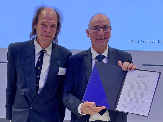 Der Stifter, Dr. Klipstein, überreicht Urs Niggli den Wissenschaftspreis. Foto: zVg