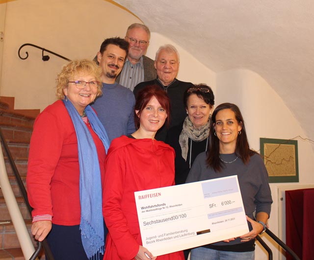 Spendenübergabe mit Bruni Moritz, Sven Eichhorn und Sandra Wey (Jugend- und Familienberatungen) sowie den Vorstandsmitgliedern des Wohlfahrtsfonds Roland Weiss, Jörg Schneider, Christa Franzen und Sarah Hofmann. Foto: Amadé Franzen