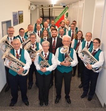 Die MG Schupfart mit dem neuen Dirigenent Huba Cser (in der Mitte im dunklen Anzug mit Bart). Foto: zVg