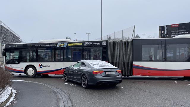 Audi kollidiert mit Linienbus. Foto: Polizei Aargau
